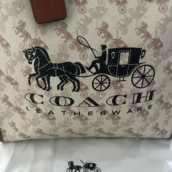 Beautiful Coach bag. - Picture 9 of 14